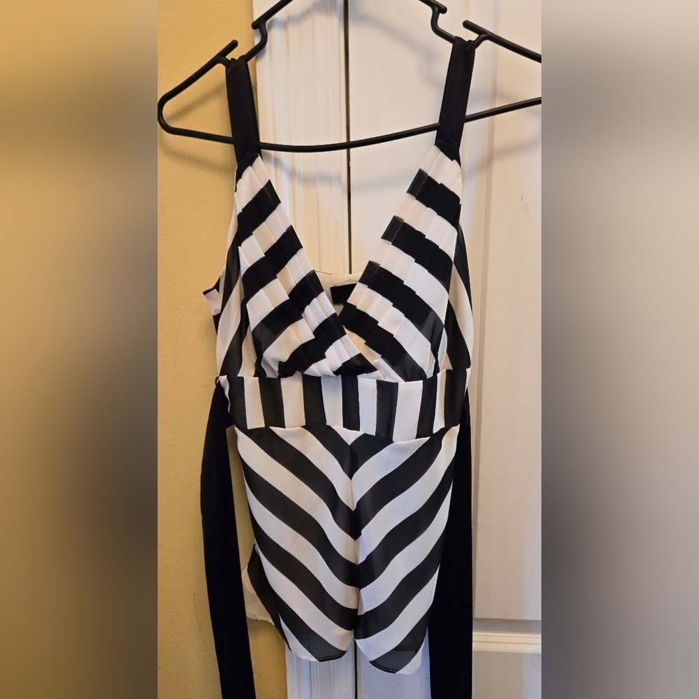 Mix It  Womens Black and White Chevron Tie Back Sleeveless V-neck Blouse